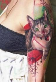 Arm realistisk stilfarget katt med hjerteformet tatoveringsmønster