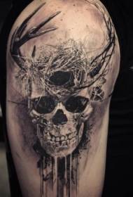 Crânio preto misterioso de braço grande com chifres e padrão de tatuagem de ninho