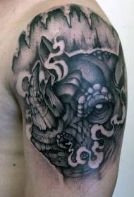 Na ramenu crni uzorak tetovaže nosoroga