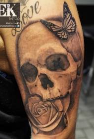 Liels skaists melnbalto tauriņu rožu un galvaskausa tetovējuma raksts