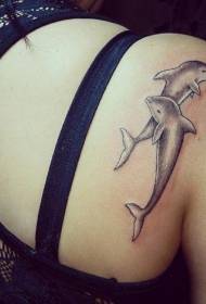 Leuke cartoon dolfijn tattoo patroon op de schouders