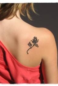 Jednoduché čierne malé ružové tetovanie na chrbte