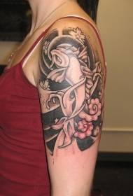 Nena de braç gros patró de tatuatge de peix koi negre