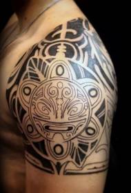 Na ramenu crni polinezijski stil različiti ukrasi tetovaža uzorak