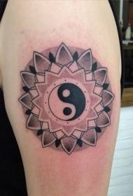 Flor de vainilla de estilo gris negro de brazo grande y patrón de tatuaje de símbolo de chisme de yin y yang