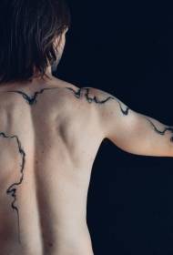 Jedinstvena tetovaža crne misterije dima na leđima