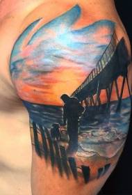 Velika ruka oslikana je okeanskom obalom s uzorkom tetovaže štenad i čovjeka