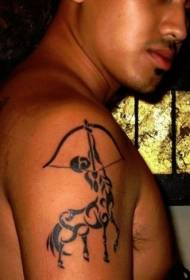 Veliki crni crni uzorak tetovaža u plemenskom stilu