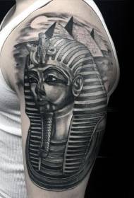 Estatua do faraón exipcio de brazo grande e patrón de tatuaxe negra de pirámide