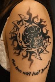 Didelės rankos juodai balta mėnulio saulė su gėlių tatuiruotės modeliu