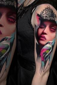 Arm naujos mokyklos spalvos moteris su paukščių tatuiruotės modeliu