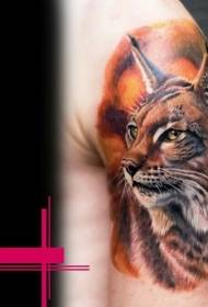 Patrón colorido de tatuaje de gato salvaxe en estilo realista de brazo