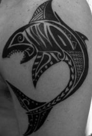 Model de tatuaj de umăr în stil rechin polinezian