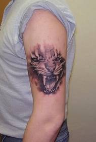 Stor arm som rivar svartvitt brusande tiger-tatueringsmönster
