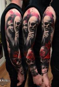 Retrat de dones de colors esgarrifosos de braços amb patrons de tatuatges en zona de crani