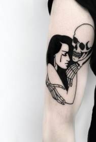 Femelă cu braț mare, cu model de tatuaj cu schelet