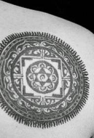 Τυρκουάζ μοτίβο τατουάζ ώμου