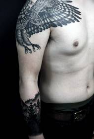 肩部神奇的黑色鹰雕纹身图案