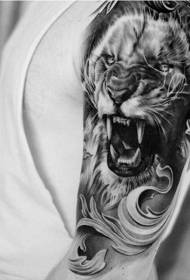 Patrón de tatuaxe de león roaring en branco e negro