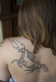 На рамену црне линије коња силуета тетоважа узорак