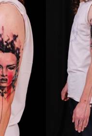 Женски портрет велике боје лепе боје и узорак тетоваже црне линије