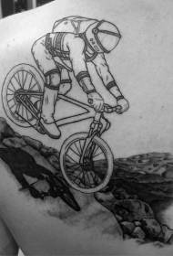 Atpakaļ melns astronauts, kas brauc ar velosipēdu, tetovējums