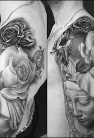 Na ramenu crna ženska osoba s uzorkom tetovaže ruža