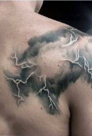 Padrão de tatuagem de nuvem de raios de cor de ombro masculino