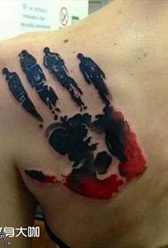 Na ramenem vzorcu tatoo na dlani