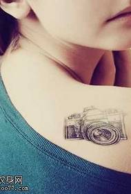 Wzór tatuażu na ramieniu aparatu osobowości