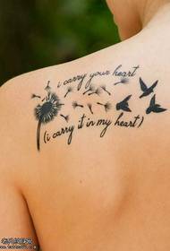 Na ramenski golob tanki moški angleški vzorec tatoo