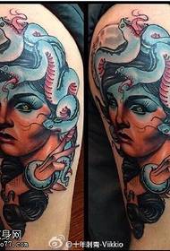 Skuldermalt kvinne tatoveringsmønster for slangehår