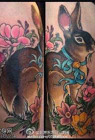 Pola tato kembang kelinci sing apik banget ing pundhak