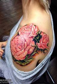 Un bellu tatuu di fiore à a spalle