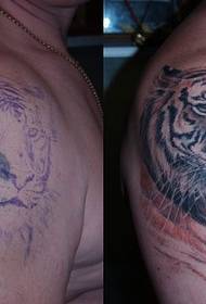 Great tiger head covering tattoo pattern on man's shoulder