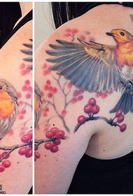 Padrão de tatuagem de pássaro pintado no ombro