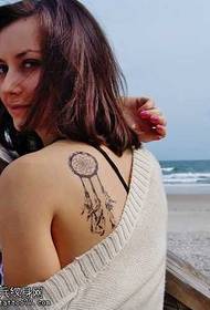 Modèle de tatouage d'épaule féminine