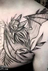 Padrão de tatuagem de morcego de morcego no ombro