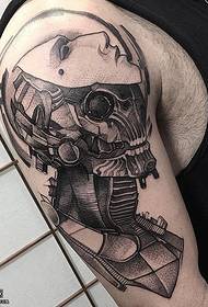 Na ramenu nabijanje apstraktnog totemskog uzorka tetovaže