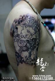 На плечі вказують татуювання значок татуювання