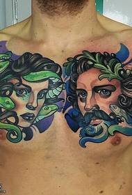 Motif de tatouage de couple de cheveux serpent sur la poitrine
