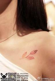 Ein Blatt Tattoo Muster auf der Schulter