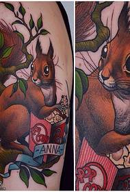 Pattu realistu di tatuaggi di squirola realistu