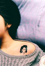 Skaistas meitenes iemiesojuma tetovējums uz meitenes pleca