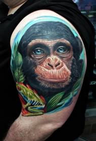 Большая рука шимпанзе с цветным рисунком плеча