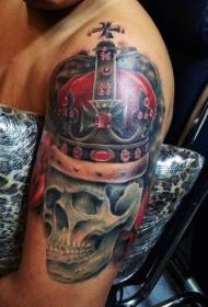 Cráneo realista de brazo grande e patrón de tatuaxe de coroa vermella
