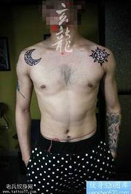 Узорак тотем тетоважа на сунцу на рамену за мјесец