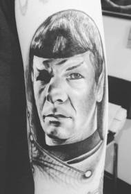 Arm swartgriis spock portret tattoo patroan