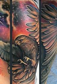 手臂彩色飞行的鹰和星空纹身图案