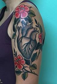 Patrón de tatuaje de órgano floral en el hombro